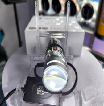 Par Bombillos Bifocal (M011X-H4 WY)